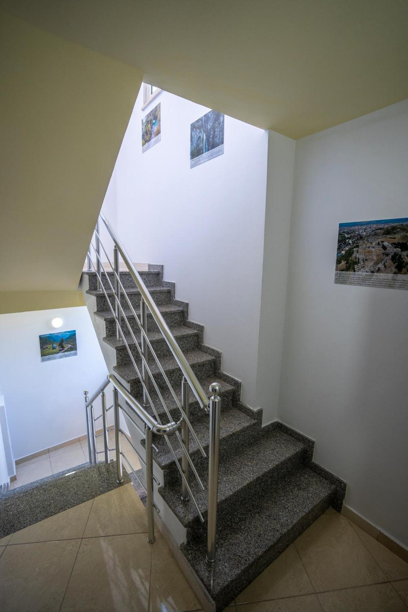 Golden Sleep Hostel Shkoder Luaran gambar